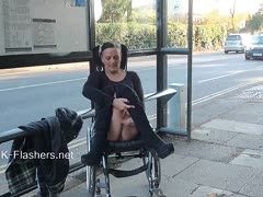 Im Rollstuhl zeigt sich das Luder im Freien