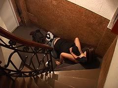 Auf der Treppe macht das Pärchen Oralsex