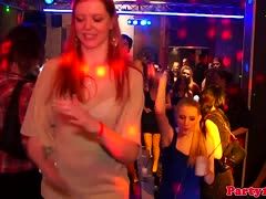 Tanzen der Swingerschlampen auf der Party