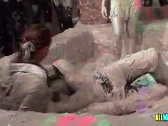 Die scharfen Girls beim Fight im Schlammbad
