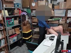 Sicherheitsmann bumst das diebische Luder