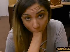 Gegen Geld lässt sich das Mädchen im Pfandhaus Kehle und Fotze ficken