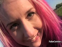 Unter freiem Himmel die junge Rothaarige gebumst