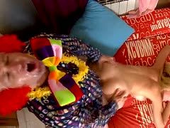 Er fickt sie im Clownskostüm