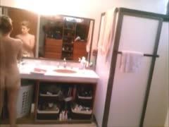 Nacktes Babe beim Baden von Stiefbruder gefilmt