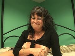 Versaute Oma mit Piercings macht sich Selfmade nackig