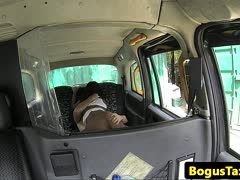 Asialuder lässt sich im Taxi poppen